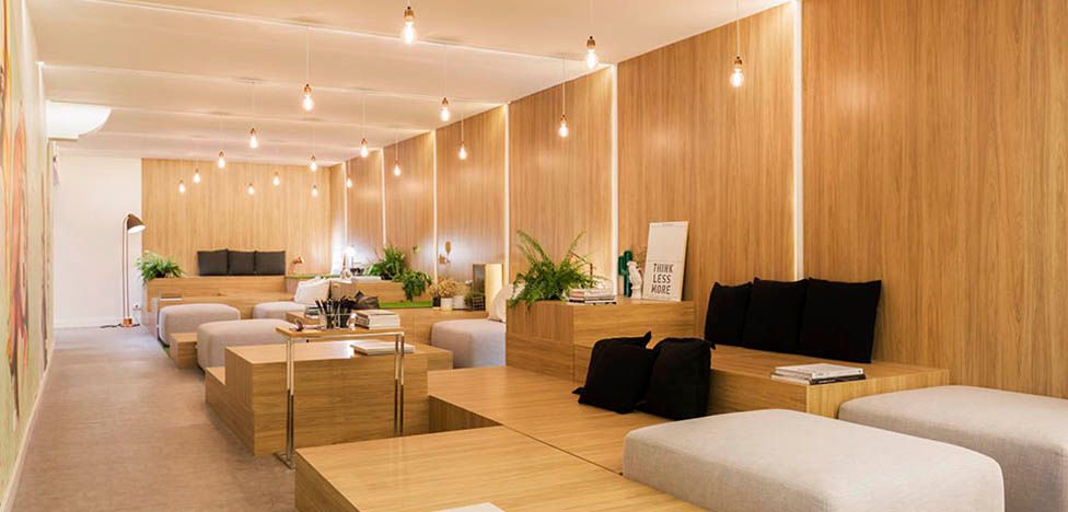 Café do Saber, na CASACOR 2017. O espaço é assinado pelos jovens Alan Freitas, Ana Dora e Breno Felisbino da equipe Sopro, e usa os painéis Itapuã, da Linha Essencial Wood, que harmonizam a naturalidade da madeira com o suave brilho dos poros