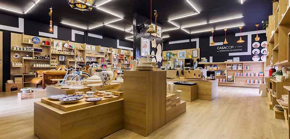 Loja CASACOR, de autoria do designer José Marton, traz no mobiliário e revestimento o padrão Riviera, da linha Cross.