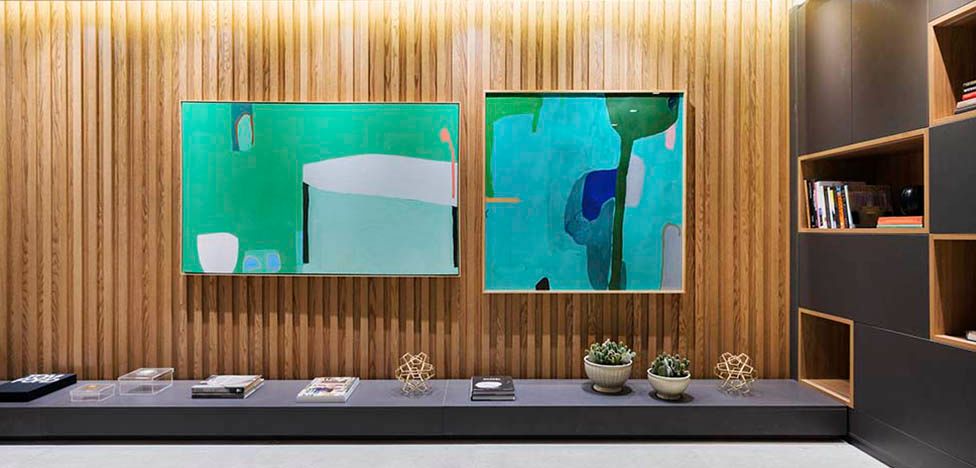 A designer de interiores Patrícia Hagobian, deu ao mobiliário do Lounge dos Amigos a sensação de movimento e suavidade com o uso do padrão Grafite, lançamento Duratex para a linha Trama.