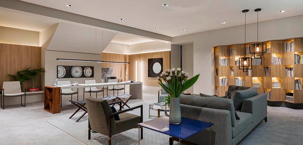 Estúdio do Curador de Arte, Da CASACOR 2017, foi assinado pela designer de interiores Marília Veiga, e utiliza o padrão Titânio, da linha Trama, no revestimento de parte do espaço, bem como na estante projetada pela profissional. 